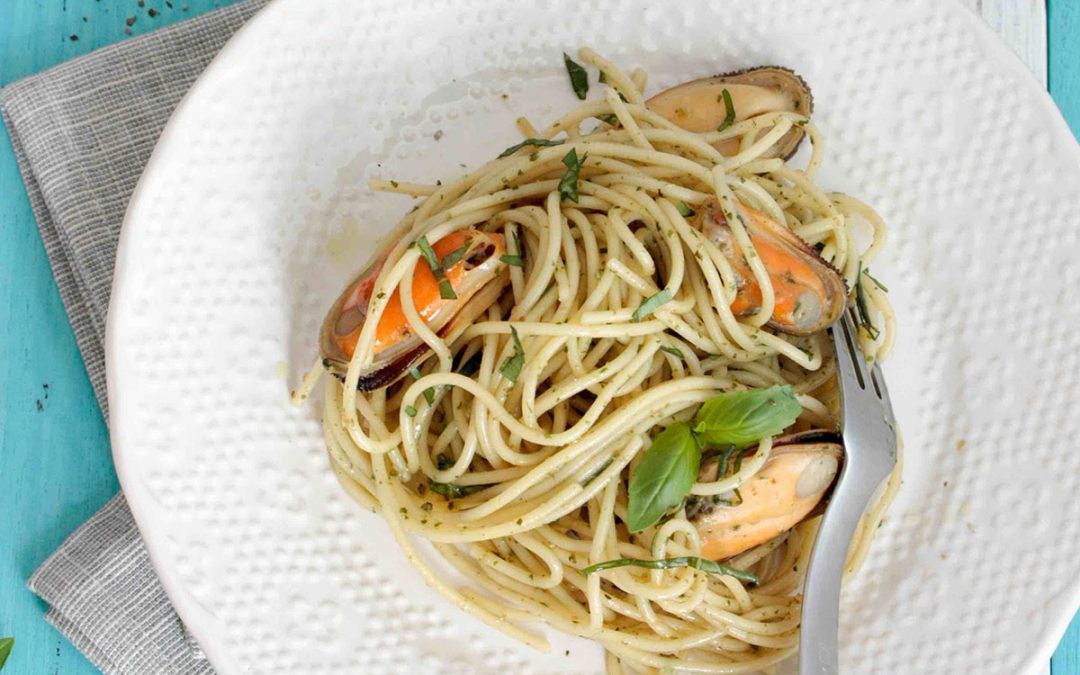 Pasta with white wine and mussels